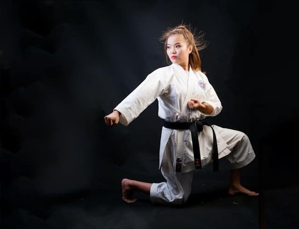 Quelles stratégies nutritionnelles sont essentielles pour les compétiteurs en arts martiaux pour une performance optimale?