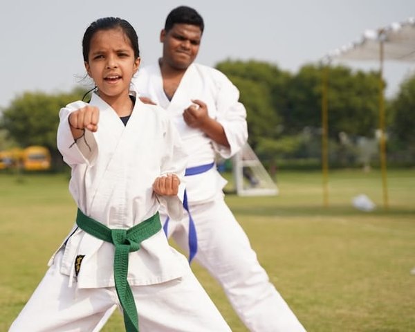 Comment les pratiques de contrôle respiratoire en Karaté Shotokan peuvent-elles aider à gérer l'asthme chez les jeunes athlètes?