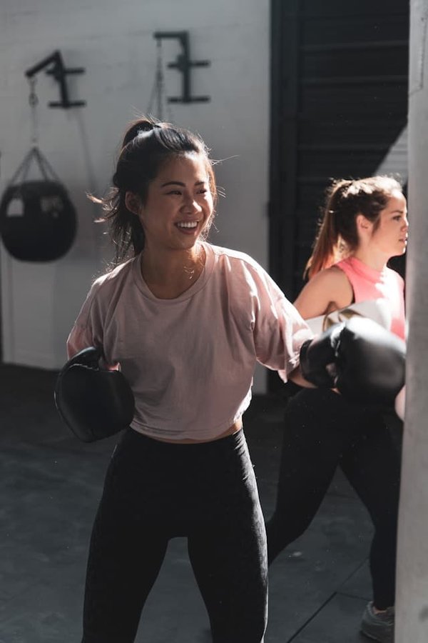 Quels sont les exercices pour augmenter la puissance de frappe en boxe pour les poids légers?