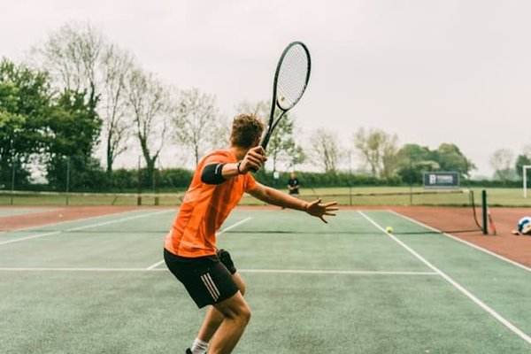 Quels entraînements pour renforcer les poignets pour la pratique du tennis sur gazon?
