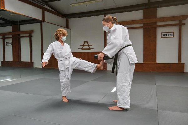 Quelle est la meilleure stratégie pour enseigner les principes de l'autodéfense aux personnes âgées à travers le Krav Maga?