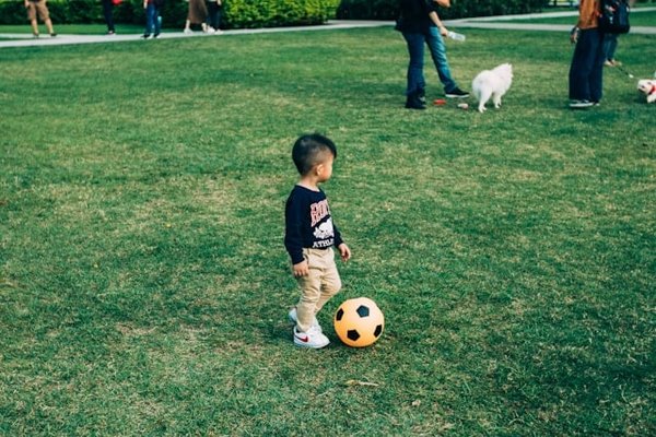Quels sont les effets de l'entraînement multi-disciplinaire sur les capacités tactiques des jeunes joueurs?