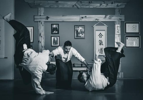Quels sont les avantages psychologiques de l'entraînement régulier en Aikido pour les professionnels du secteur de la santé?